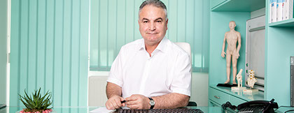 Dr. med Bijan Behrawan im Patientengespräch